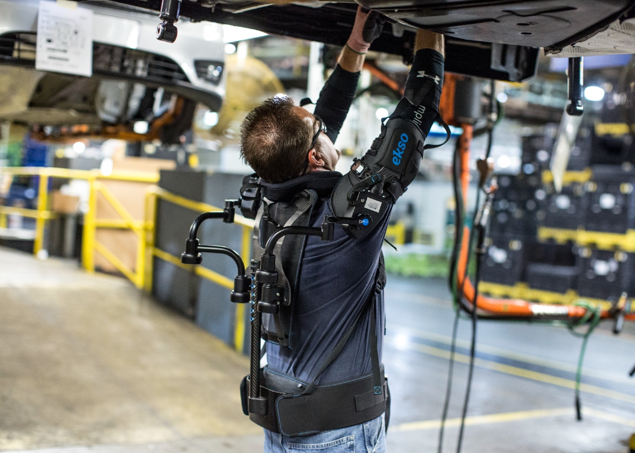 Ford exoesqueleto planta Ford moderniza sus fábricas con robots, exoesqueletos y realidad aumentada