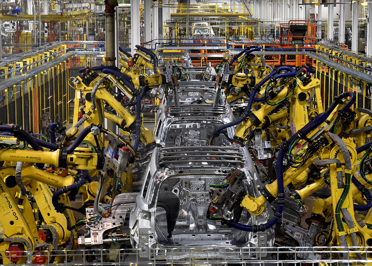 Ford planta robots Ford moderniza sus fábricas con robots, exoesqueletos y realidad aumentada