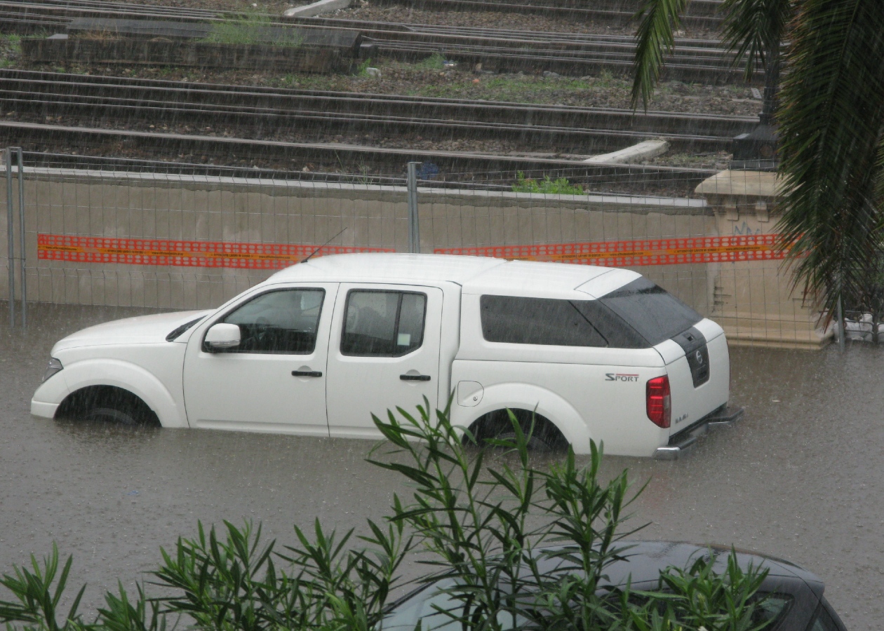 ¿Un carro inundado tiene salvación?