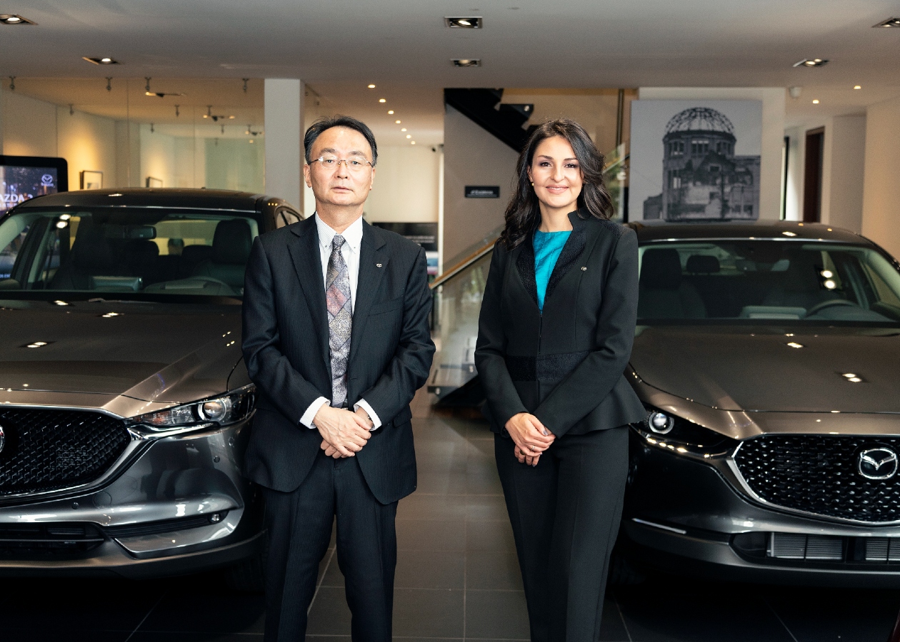 Ángela López y Nobuyuki Sato, presidentes entrante y saliente de Mazda de Colombia - Autodigital