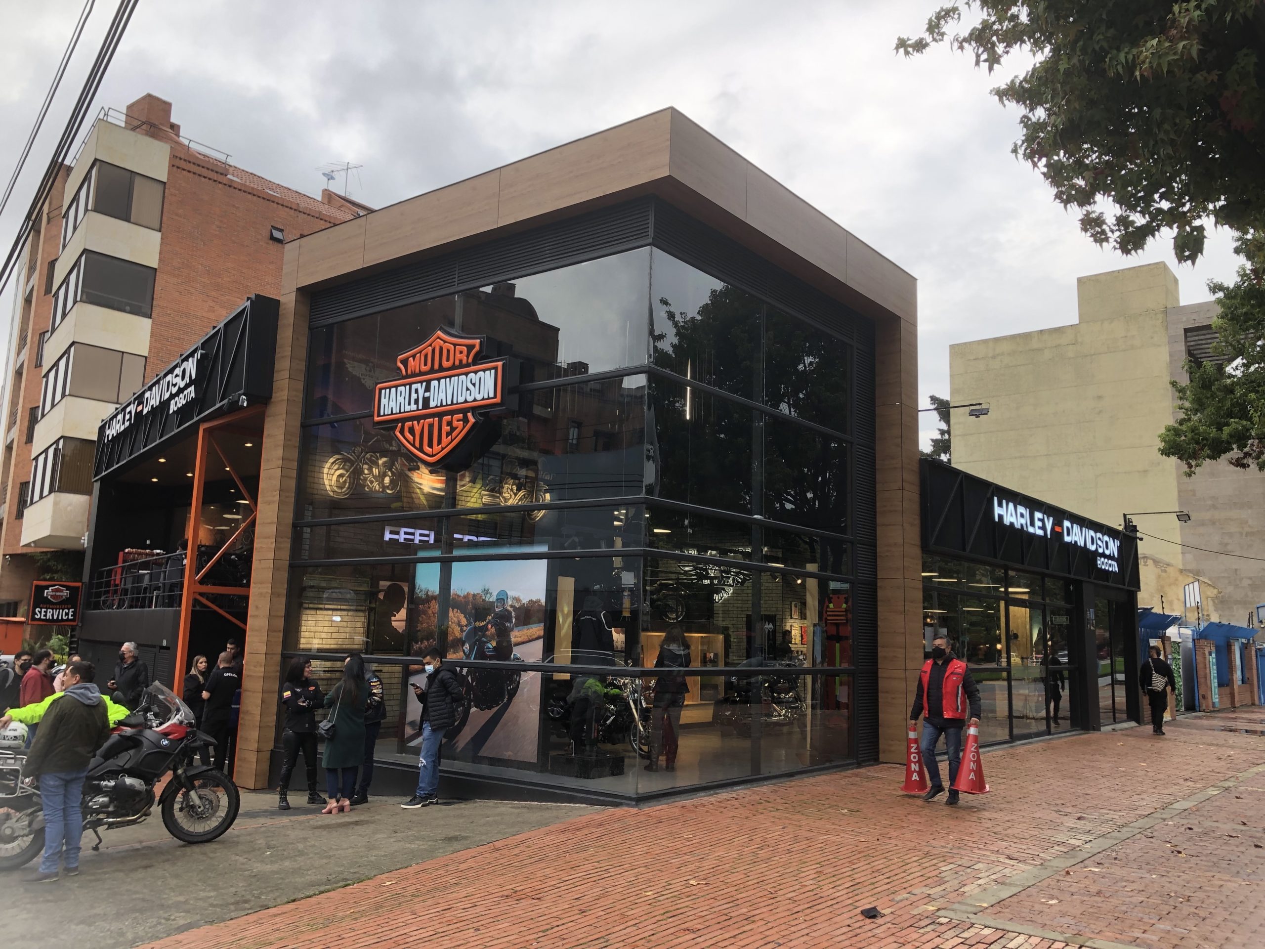 Harley Davidson vitrina Autodigital scaled Harley-Davidson regresa con sus motos a Bogotá