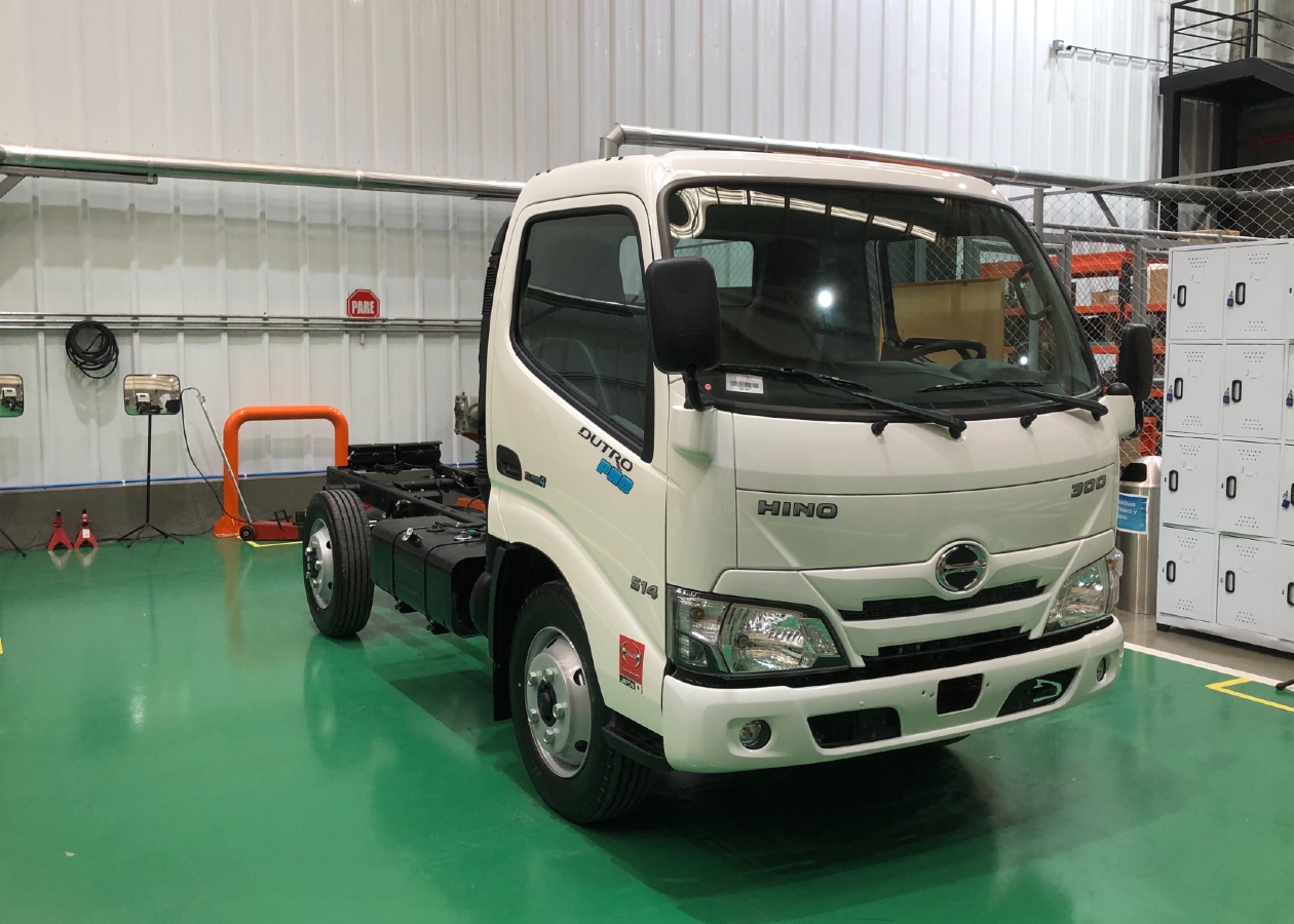 Hino Dutro front. Autodigital Hino le pone cajas automáticas a sus camiones Dutro