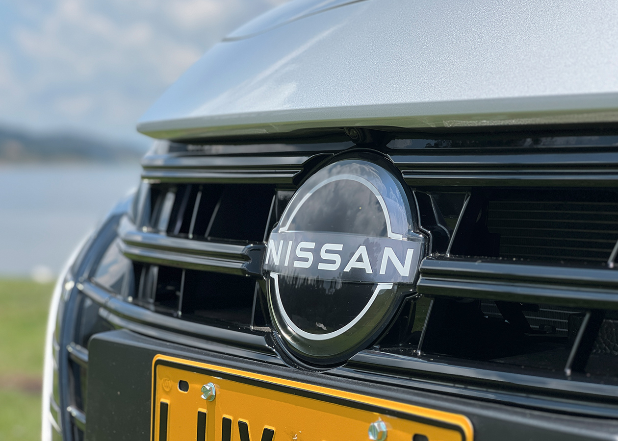 Nissan Versa SR logo Autodigital Nissan Versa evoluciona en diseño, tecnología y conectividad
