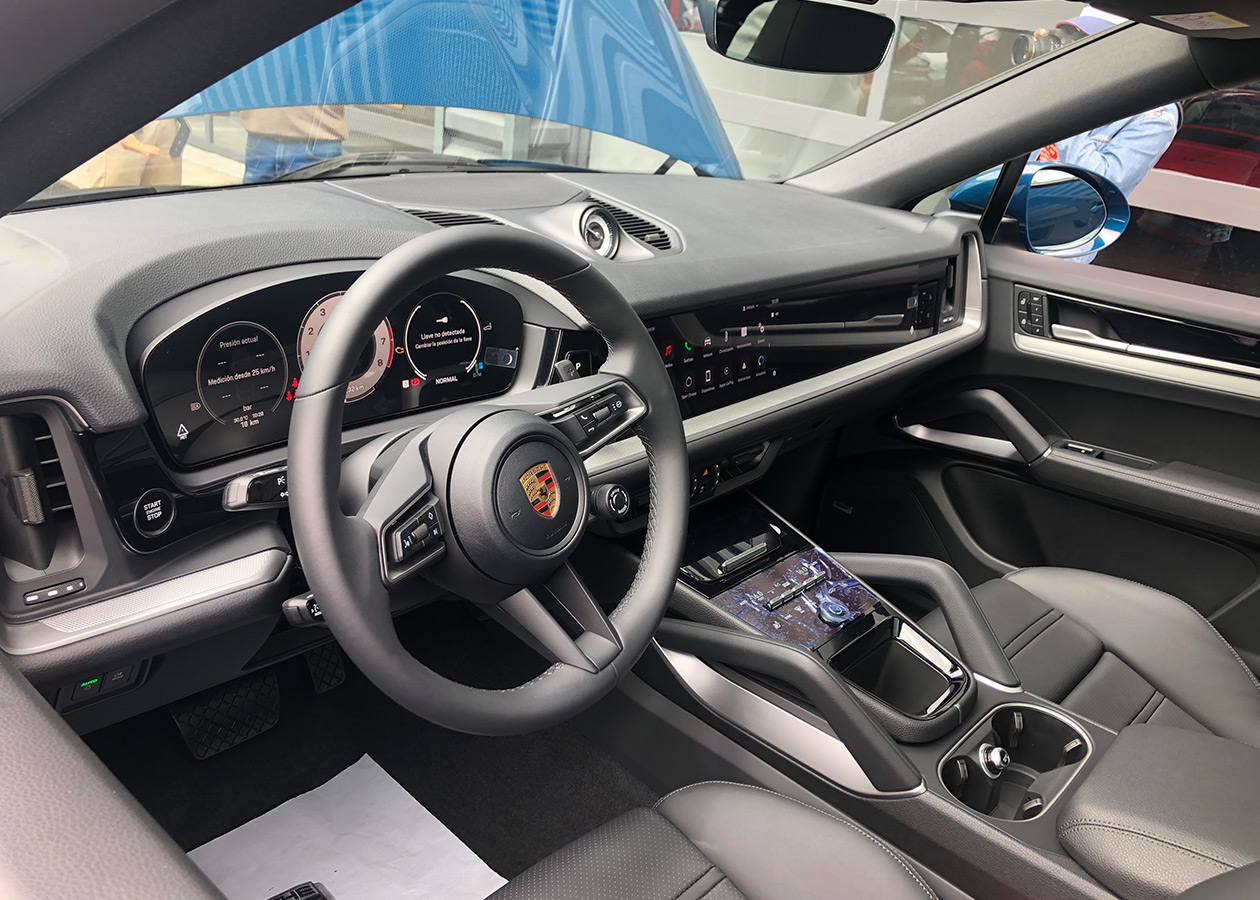 Porsche Cayenne interior col Autodigital Porsche Cayenne 2024, evolución en lujo, tecnología y atributos todoterreno