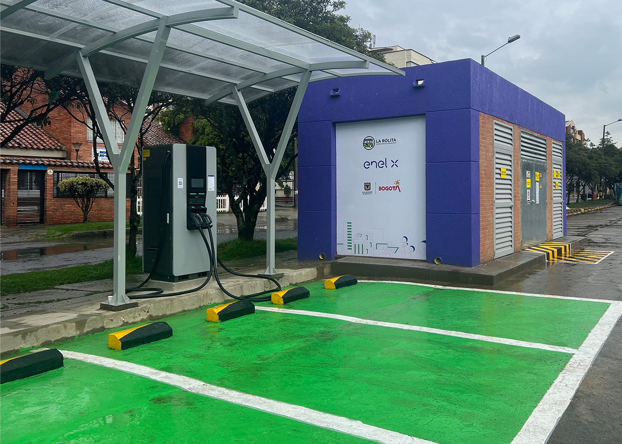 Bogotá estrena puntos de carga rápida para carros eléctricos