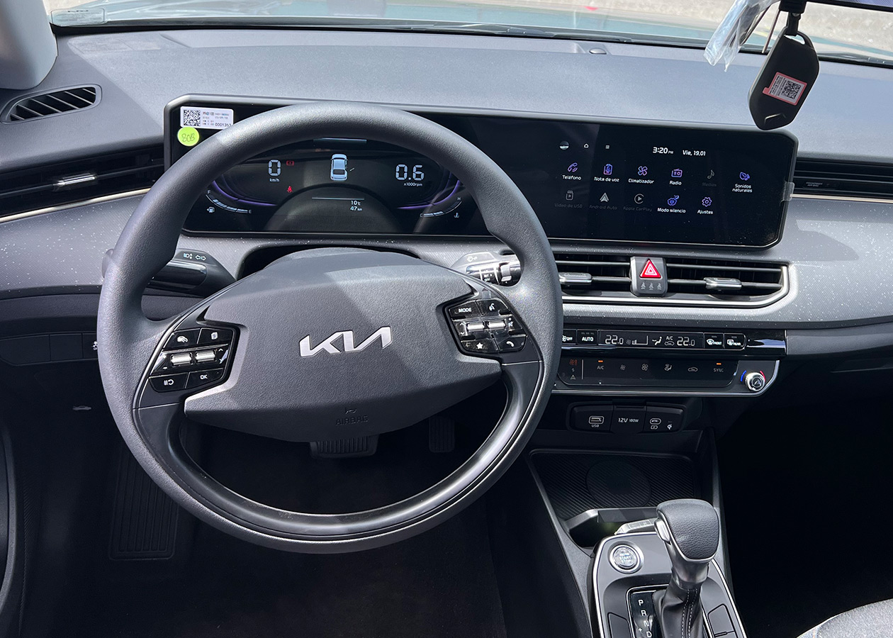Kia K3 timon Autodigital Kia K3, un sedán innovador llega a Colombia