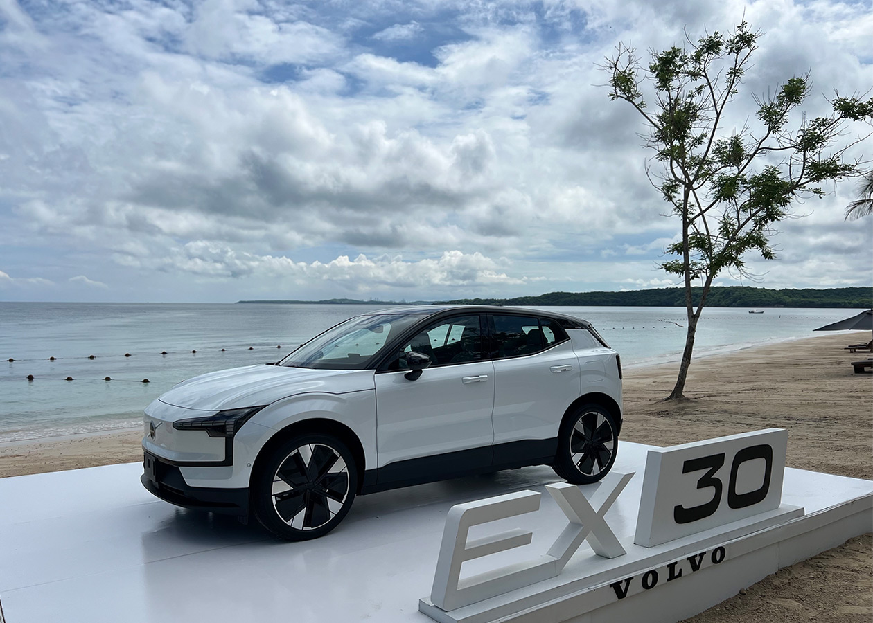 Volvo EX30 fondo pantalla Autodigital El Futuro de la Movilidad: Vehículos Híbridos y Eléctricos en el SIAB 2024 Colombia