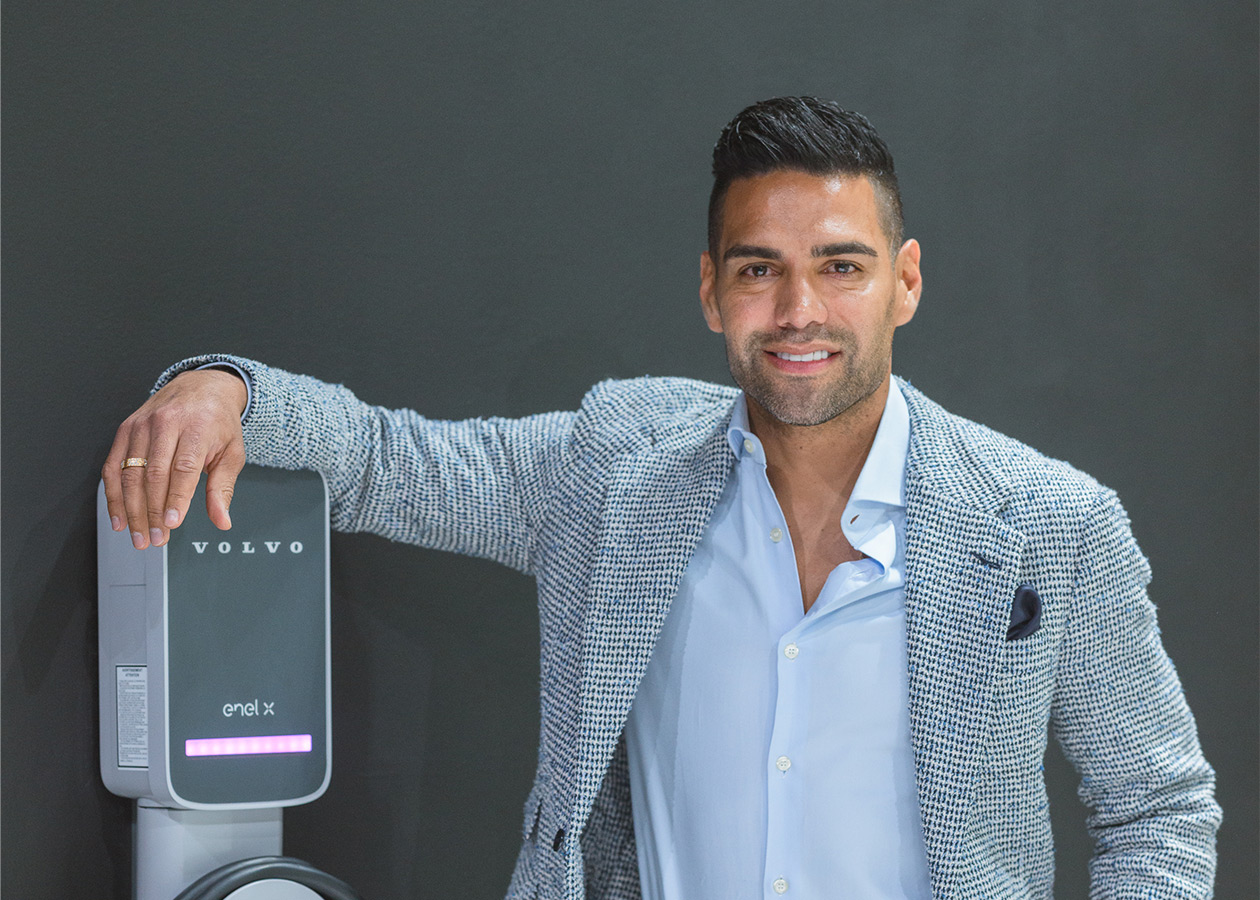 Falcao Cargador Volvo Autodigital Falcao es el nuevo embajador de Volvo en Colombia