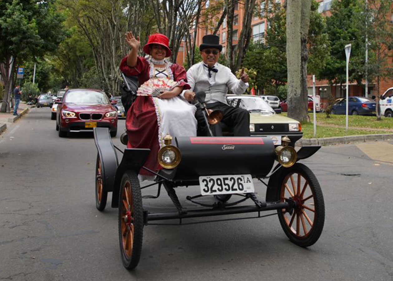 Desfile de autos clásicos