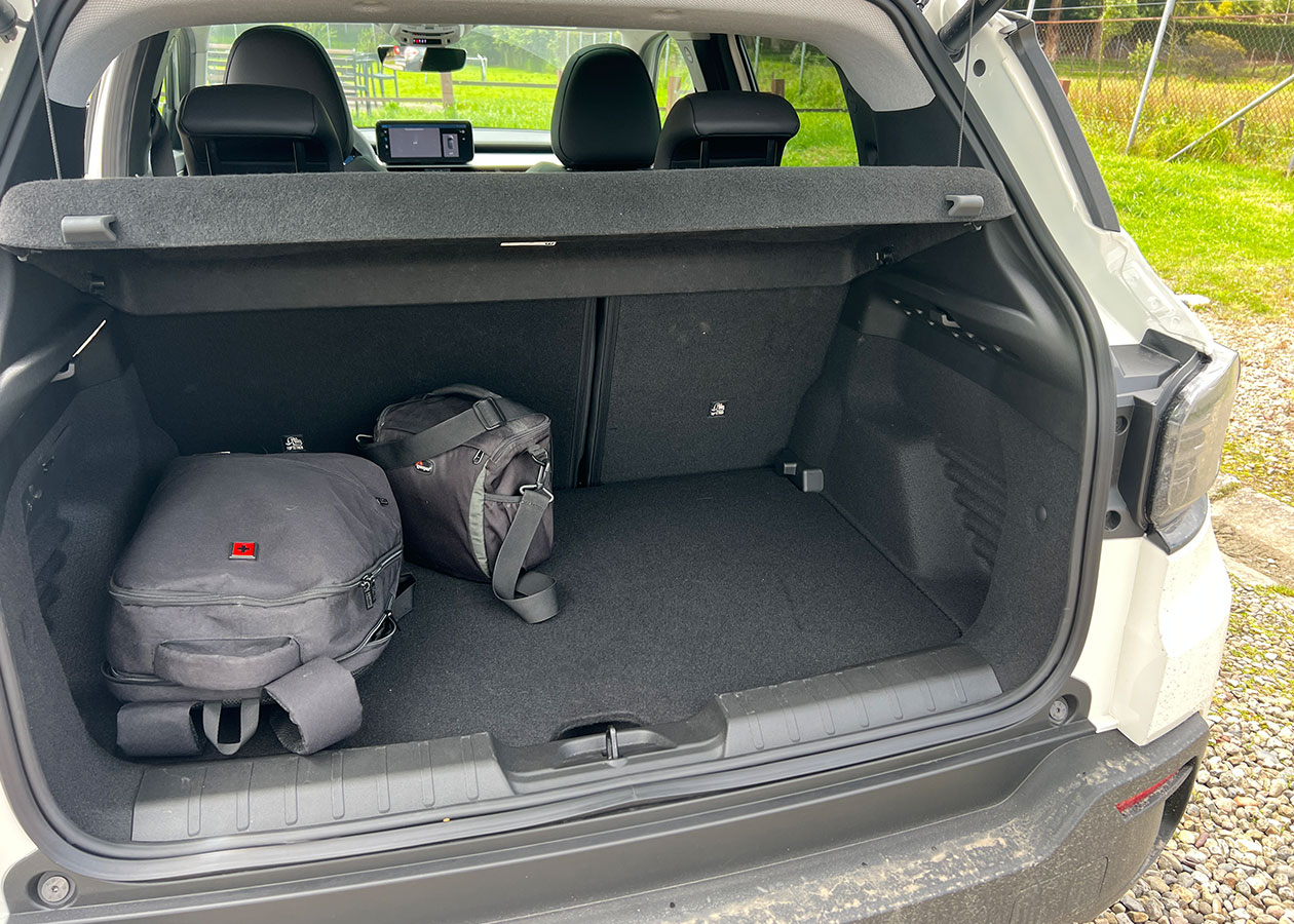 Jeep Avenger 2025: 10 ventajas de sus versiones a combustión y electrificadas en Colombia 10 Jeep Avenger espacio baul Autodigita Jeep Avenger 2025: 10 ventajas de sus versiones a combustión y electrificadas en Colombia