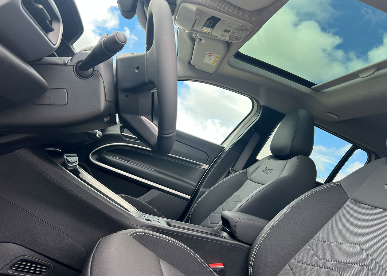 Jeep Avenger 2025: 10 ventajas de sus versiones a combustión y electrificadas en Colombia 11 Jeep Avenger sunroof Autodigita Jeep Avenger 2025: 10 ventajas de sus versiones a combustión y electrificadas en Colombia