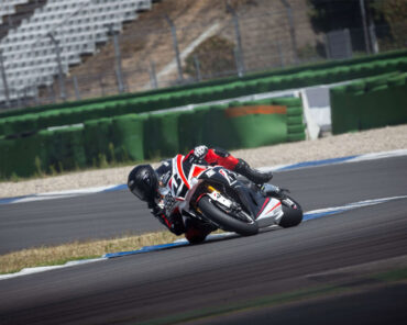 Bridgestone lanza la llanta lisa Racing Battlax V03