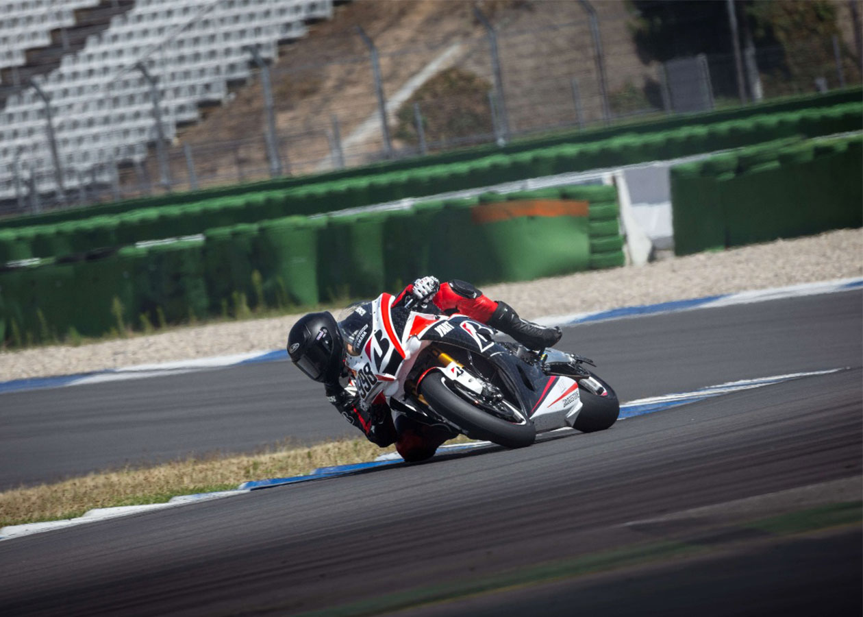 Bridgestone lanza la llanta lisa Racing Battlax V03