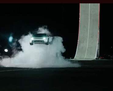 Tesla Roadster aterrizando Autodigital Tesla Roadster, el auto volador de Elon Musk