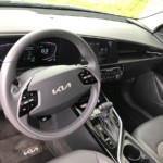 El interior del Kia Niro se enfoca en la ergonomía, con sillas y apoyacabezas bastante cómodos, mandos y botones de fácil acceso. El interior del Kia Niro se enfoca en la ergonomía, con sillas y apoyacabezas bastante cómodos, mandos y botones de fácil acceso.