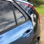 En los costados del nuevo Kia Niro, sobresalen formas ensanchadas acentuadas, pasos de rueda y protectores de puertas con formas llamativas. En los costados del nuevo Kia Niro, sobresalen formas ensanchadas acentuadas, pasos de rueda y protectores de puertas con formas llamativas.