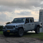 3967675828 Jeep Gladiator: Prueba de Manejo, Desempeño y Versatilidad en Terreno Extremo